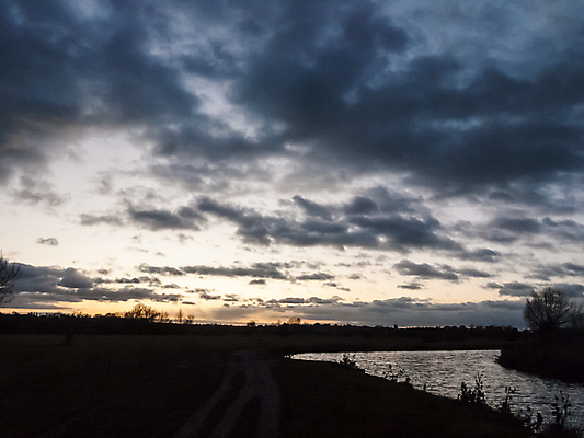 포토 JPG 해외이미지 구름 백그라운드 밭 농업 자연 하늘 날씨 추상 풍경 사람없음 야외 물 환경 검은색 어둠 황혼 새벽 회색 가을 시골 분위기 야간 저녁 땅 장면 폭풍 천국 흐림 내추럴 땅바닥 폭풍우 수평선 해외202004 해외포토 자연요소 계절 산업 컬러 컨셉 무늬 바닥 일몰 비_날씨 자연재해 생태계 파일형식 이미지허브