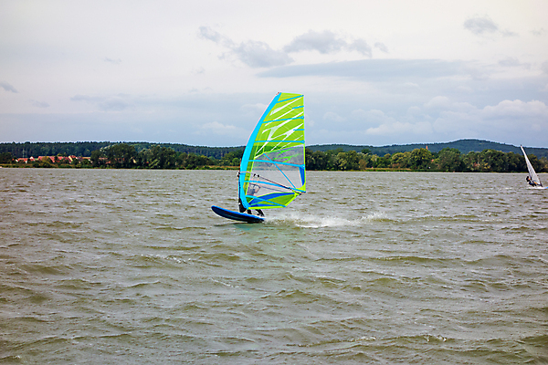 포토 JPG 해외이미지 유럽 호수 스포츠 여행 자연 바람 휴가 독일 풍경 사람없음 물 서핑 서퍼 바이에른 해외202004 해외포토 자연요소 나라 날씨 운동선수 수상스포츠 생태계 파일형식 이미지허브