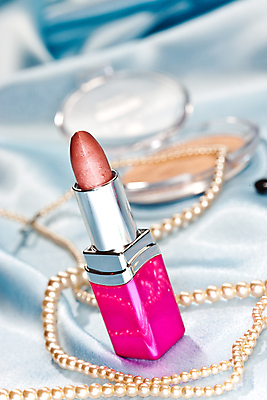 포토 JPG 해외이미지 목걸이 사람없음 빨간색 빛 노란색 유행 화장품 립스틱 막대기 입술 광택 해외202004 해외포토 컬러 장신구 신체부위 뷰티 파일형식 이미지허브