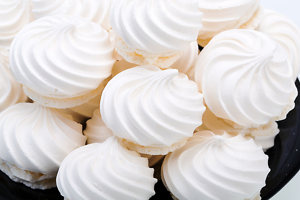 포토 JPG 해외이미지 접시 서양음식 실내 사람없음 쌓기 쿠키 달콤 흰배경 머랭 해외202004 머랭쿠키 해외포토 식기 음식 백그라운드 모션 디저트 내부 흰색 맛 파일형식 이미지허브