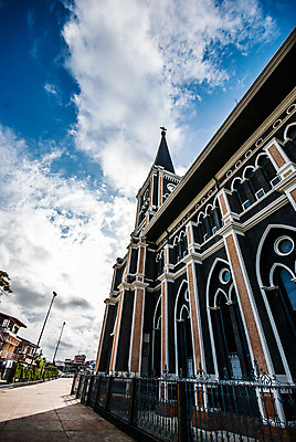 포토 JPG 해외이미지 구름 1 전통 외관 유럽 여행 밭 창문 자연 주택 아이슬란드 풍경 사람없음 야외 건물 가로 빨간색 초록색 파란색 빛 햇빛 교회 바위 흰색 시골 땅 언덕 장면 지역 멀리 첨탑 서쪽 수평선 해외202004 해외포토 자연요소 건축물 나라 컬러 농업 종교건축 태양 탑 돌_바위 방향 생태계 파일형식 이미지허브