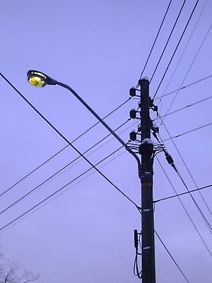 포토 JPG 해외이미지 도로 가로등 전구 하늘 조명 거리 서기 사람없음 빛 노란색 금속 힘 회색 에너지 램프 전화기 오브젝트 철사 돛대 평행 철강 해외202004 해외포토 공공시설 길 컬러 교통시설 모션 재질 파일형식 이미지허브