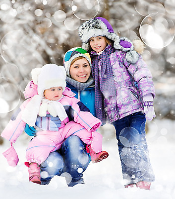 포토 JPG 해외이미지 여자 행복 어린이 분홍색 겨울 가족 엄마 3 사람 세명 유행 걷기 산책 재킷 추위 흰색 언니 남동생 돌봄 해외202004 해외포토 계절 감정 컬러 관계 모션 휴식 외투 자매 동생 파일형식 이미지허브