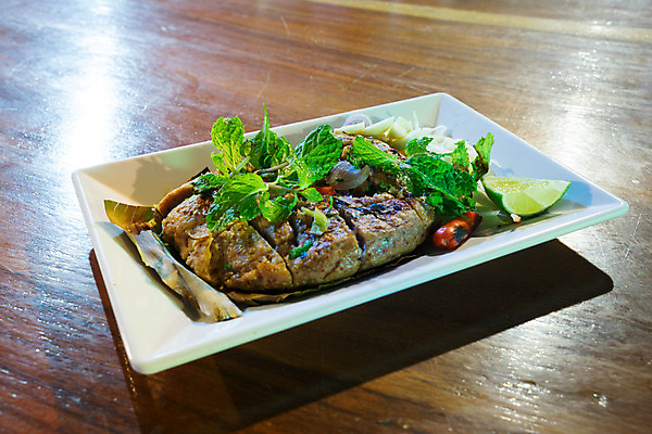 포토 JPG 해외이미지 접시 음식 고추 바나나 건강 마늘 육류 돼지고기 요리 사람없음 식사 저녁식사 튀김 신선 그릴 바비큐 굽기 레몬 뿌리기 민트 해외202004 해외포토 식기 채소 과일 식재료 모션 주방용품 구이 허브 파일형식 이미지허브