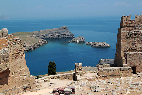 포토 JPG 해외이미지 구름 유럽 바다 섬 여행 하늘색 건축양식 자연 하늘 휴가 산 항해 파노라마 풍경 사람없음 야외 물 여름 파란색 여행객 맑음 바위 만 보트 지중해 그리스 휴양지 석호 그리스인 파멸 수평선 해외202004 해외포토 자연요소 서양인 계절 건축 나라 컬러 컨셉 배_교통 날씨 촬영기법 사람 장소 돌_바위 생태계 파일형식 소멸 이미지허브