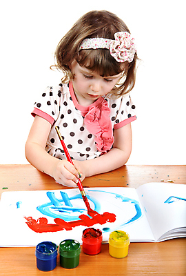 포토 JPG 해외이미지 여자 어린이 실내 한명 들기 상반신 앞모습 물감 붓 그리기 소녀한명만 해외202004 해외포토 1 뷰포인트 모션 사람 내부 미술도구 여자한명만 소녀만 파일형식 이미지허브