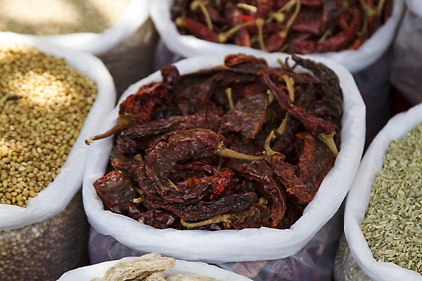 포토 JPG 해외이미지 아시아 여행 비즈니스 재료 휴가 파프리카 동양인 사람없음 빨간색 컬러풀 노란색 세일 여행객 상점 화물 뜨거움 시장 맛 구매 가루 인도인 허브 향신료 무역 매움 향기 냄새 아로마 향 후추 카레 매각 사프란 시나몬 해외202004 해외포토 외국인 식물 나라 산업 음식 컬러 컨셉 채소 사람 인종 쇼핑 운송업 향미료 파일형식 이미지허브