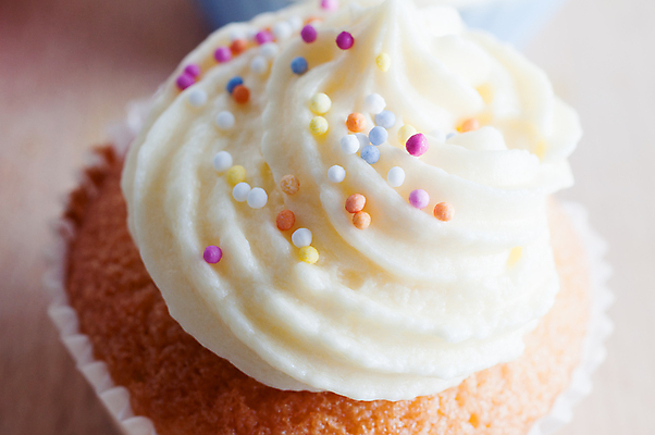 포토 JPG 해외이미지 종이 분홍색 오렌지 공 사람없음 장식 파란색 컬러풀 노란색 파티 케이크 얼음 소용돌이 흰색 축하 원형 황금 닫기 컵케이크 뿌리기 부드러움 평야 해외202004 해외포토 자연요소 도형 컬러 컨셉 과일 모션 자연 디저트 이벤트 회오리 감각 파일형식 이미지허브