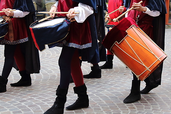 포토 JPG 해외이미지 전통 유럽 문화 여행 사람 이벤트 사람없음 빨간색 컬러풀 여행객 축제 이탈리아 음악가 도구 깃발 중세기사 중세 역사 쇼 일반 시에나 토스카나 해외202004 해외포토 직업 나라 음악 컬러 파일형식 이미지허브