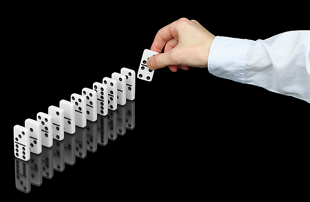 포토 JPG 해외이미지 손 들기 신체부위 잡기 도미노 해외202004 해외포토 모션 사람 파일형식 이미지허브