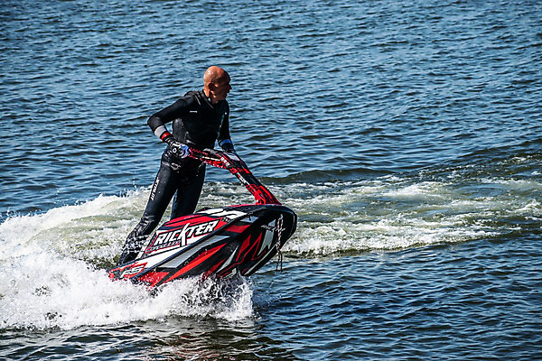 포토 JPG 해외이미지 유럽 호수 스포츠 파도 바다 포즈 모션 하늘 스키 항해 사람 취미 사람없음 물 점프 힘 젖음 보트 떨어짐 속도 흥분 쇼 제트기 엔진 루마니아 에어쇼 라이더 부쿠레슈티 요령 해외202004 해외포토 자연요소 감정 나라 컨셉 배_교통 겨울스포츠 비행기 파일형식 이미지허브