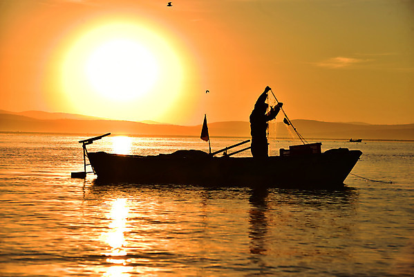 포토 JPG 해외이미지 실루엣 호수 낚시 어류 사람없음 물 경제 태양 일출 시골 업무 노력 고용 뱃놀이 해외202004 해외포토 자연요소 배_교통 레저 촬영기법 노을 전통놀이 수중동물 구직 작업 채용 파일형식 이미지허브