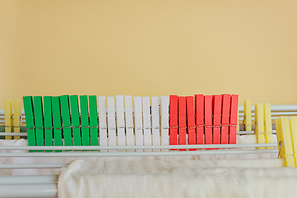 포토 JPG 해외이미지 사람없음 빨간색 초록색 컬러풀 금속 이탈리아 흰색 깃발 면 씻기 빨래 플라스틱 서식 펜치 해외202004 해외포토 유럽 컬러 가사 재질 청결 공구 파일형식 이미지허브