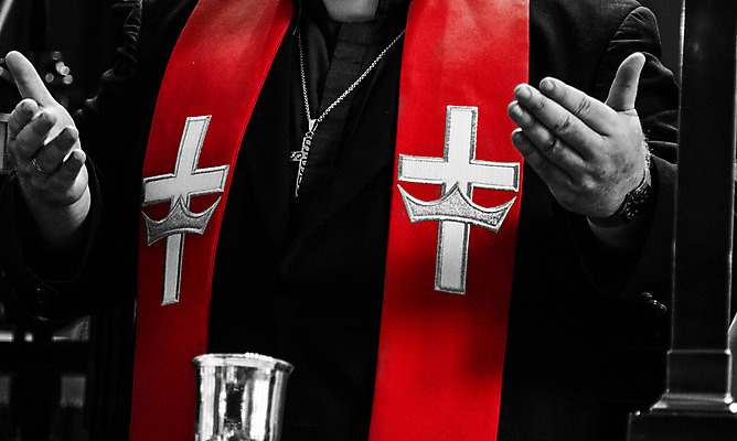 포토 JPG 해외이미지 백인 전통 손 남자 기독교 종교 결혼 십자가 왕관 실내 사람 사람없음 컵 빨간색 교회 와인 목도리 성경 천주교 기도 가운 예수 의식 영혼 아빠 실크 성직자 목사 심볼 서비스 신성 숭배 신앙심 해외202004 해외포토 서양인 식기 잡화 옷 컬러 종교용품 가족 주류 이벤트 내부 신체부위 직물 신_종교 파일형식 이미지허브