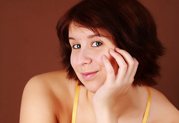 포토 JPG 해외이미지 백인 손 여자 짧은머리 한명 사람 갈색 노란색 흰색 해외202004 해외포토 서양인 1 헤어스타일 컬러 신체부위 파일형식 이미지허브