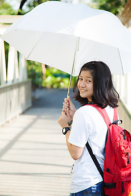 포토 JPG 해외이미지 응시 계절 공원 여자 행복 호수 얼굴 잎 우산 자연 따뜻함 한명 서기 미소 사람 성인 야외 물 강 산책 기쁨 가을 해외202004 해외포토 자연요소 식물 1 시선 공공시설 감정 모션 휴식 표정 신체부위 생태계 파일형식 이미지허브