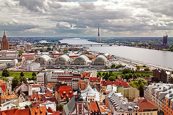포토 JPG 해외이미지 구름 건축양식 하늘 지붕 안테나 파노라마 사람없음 건물 여름 강 교회 탑 도시 센터 시장 타운 스카이라인 라트비아 리가 옛날 올드타운 해외202004 해외포토 자연요소 건축물 계절 건축 통신 종교건축 촬영기법 북유럽 파일형식 이미지허브