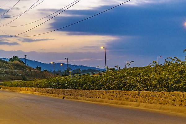 포토 JPG 해외이미지 외관 도로 교실 자연 거리 아파트 주택 풍경 사람없음 건물 미국 새벽 중앙 야간 커뮤니티 에콰도르 연립주택 이웃 남쪽 교외 해외202004 해외포토 자연요소 건축물 교육 길 북아메리카 학교 교통시설 남아메리카 방향 생태계 파일형식 이미지허브