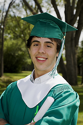 포토 JPG 해외이미지 백인 학생 공원 행복 학사모 졸업 성공 갈색머리 졸업생 한명 미소 웃음 사람 야외 초록색 흰색 잡기 졸업가운 해외202004 해외포토 서양인 모자_잡화 1 헤어스타일 공공시설 교육 감정 컬러 컨셉 모션 표정 가운 파일형식 이미지허브