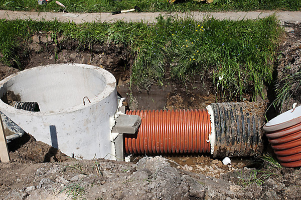 포토 JPG 해외이미지 산업 도로 장신구 거리 사람없음 물 튜브 배수구 설치 파이프라인 폐수 하수 해외202004 해외포토 자연요소 길 교통시설 환경오염 파이프_관 파일형식 이미지허브