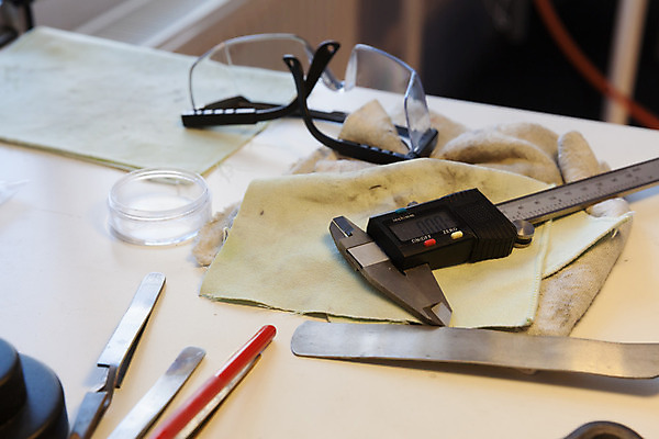 포토 JPG 해외이미지 직업 손 산업 장신구 노동자 한명 금속 장비 도구 공구 반지 업무 작업 작업실 황금 제조 은색 보석 만들기 작업대 핸드메이드 해외202004 해외포토 1 컬러 모션 재질 사람 신체부위 광석 파일형식 이미지허브