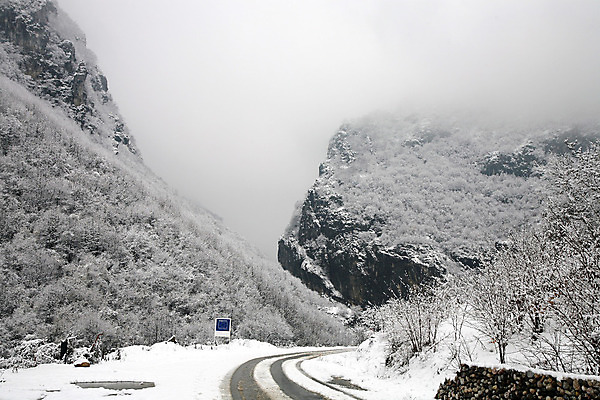 포토 JPG 해외이미지 나무 구름 계절 유럽 도로 겨울 자연 산 파노라마 숙이기 풍경 경사 사람없음 얼음 추위 자유 탐험 안개 바위 흰색 황무지 정상 가루 언덕 사인 산등성이 오르기 되감기 몬테네그로 발칸반도 뿌연 세르비아 오프로드 해외202004 해외포토 자연요소 식물 나라 길 컬러 포즈 컨셉 교통시설 모션 날씨 촬영기법 돌_바위 생태계 파일형식 이미지허브