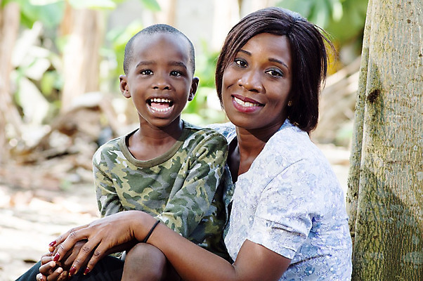 포토 JPG 해외이미지 나무 행복 어린이 가족 자연 건강 사랑 미소 웃음 사람 두명 보호 해외202004 해외포토 식물 감정 컨셉 관계 표정 생태계 파일형식 이미지허브