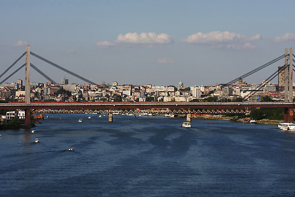 포토 JPG 해외이미지 유럽 여행 건축양식 하늘 휴가 파노라마 풍경 사람없음 건물 물 파란색 강 도시풍경 도시 보트 도심 세르비아 해외202004 해외포토 자연요소 건축물 건축 나라 컬러 배_교통 촬영기법 파일형식 이미지허브
