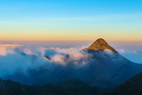 포토 JPG 해외이미지 나무 구름 계절 야생동물 여행 백그라운드 태국 자연 하늘 아침 날씨 휴가 산 풍경 사람없음 야외 빨간색 여름 빛 햇빛 태양 일출 환경 맑음 일몰 새벽 저녁 숲 장면 천국 내추럴 해외202004 해외포토 주간 자연요소 식물 동물 아시아 컬러 노을 야간 생태계 파일형식 이미지허브