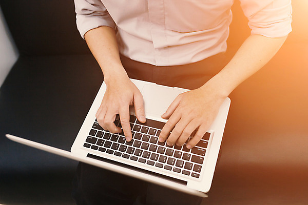 포토 JPG 해외이미지 모델 직업 라이프스타일 손 응시 남자 인터넷 통신 손가락 세포 사람 앉기 사람없음 컴퓨터 독서 디지털 스크린 공책 장비 타이핑 키보드 업무 메시지 종업원 무선전화기 스마트 경영 키패드 해외202004 해외포토 시선 컨셉 비즈니스 모션 문구용품 생활 신체부위 전자제품 작업 전화기 파일형식 이미지허브