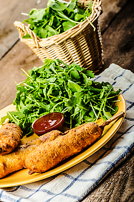 포토 JPG 해외이미지 접시 실내 사람없음 아웃포커스 바구니 샐러드 케첩 종지 핫도그 루꼴라 맛있는 나무배경 해외202004 해외포토 그릇 식기 음식 백그라운드 채소 패스트푸드 촬영기법 내부 소스_음식 파일형식 이미지허브