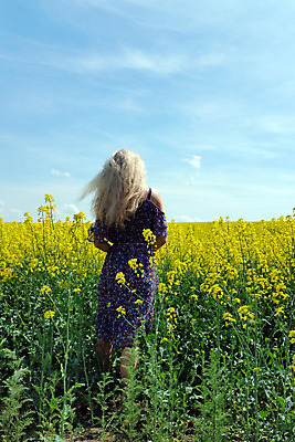 포토 JPG 해외이미지 식물 라이프스타일 계절 꽃 행복 백그라운드 꽃무늬 밭 농업 자연 하늘 한명 사람 풍경 야외 여름 농작물 컬러풀 금발 농장 노란색 환경 봄 자유 벚꽃 시골 개화 숲 언덕 유채 질감 내추럴 밭일 카놀라 해외202004 해외포토 1 헤어스타일 감정 산업 컬러 컨셉 무늬 생활 생태계 파일형식 이미지허브
