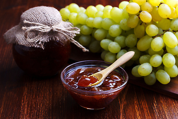 포토 JPG 해외이미지 열매 음식 과일 탁자 포도 디저트 사람없음 초록색 숟가락 흰색 항아리 달콤 아침식사 잼 젤리 해외202004 해외포토 식물 컬러 가구 수저 식사 도자기 소스_음식 맛 파일형식 이미지허브