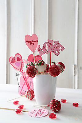 포토 JPG 해외이미지 음식 탁자 디저트 실내 발렌타인데이 사랑 사람없음 장식 세로 과자 케이크 주방 빵집 고급 달콤 컵케이크 굽기 배열 크림 준비 팝 페스츄리 해외202004 해외포토 감정 빵 가구 컨셉 데이이벤트 내부 상점 맛 구이 파일형식 이미지허브