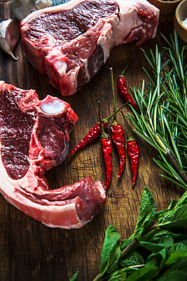 포토 JPG 해외이미지 음식 조각 탁자 뼈 마늘 육류 스테이크 요리 사람없음 목재 주방 식당 소고기 시골 신선 양 그릴 바비큐 자르기 굽기 허브 준비 날것 머리위 후추 양고기 로즈메리 갈비뼈 점심식사 단백질 절임 해외202004 해외포토 나무 식물 가구 채소 식재료 재료 포유류 모션 주방용품 서양음식 상점 식사 구이 향신료 영양소 파일형식 이미지허브
