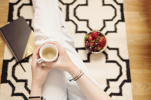 포토 JPG 해외이미지 백인 라이프스타일 여자 교육 행복 커피 백그라운드 겨울 비즈니스 팔찌 딸기 휴식 바닥 주택 실내 사람 앉기 성인 사람없음 내부 목재 컵 유행 검은색 공책 방 머그컵 흰색 잡기 황금 정상 주식 보석 블로거 방식 해외202004 해외포토 서양인 나무 식기 계절 감정 음료 컬러 컨셉 과일 재료 장신구 모션 문구용품 건물 생활 금융 광석 파일형식 이미지허브