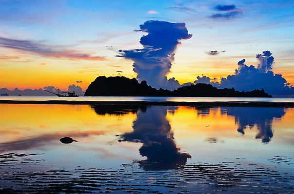 포토 JPG 해외이미지 구름 아시아 모래 파도 바다 섬 오렌지 태국 자연 하늘 새로움 풍경 사람없음 야외 물 여름 파란색 빛 컬러풀 햇빛 반사 노란색 일출 황혼 일몰 새벽 활발 만 황금 내추럴 강렬 수평선 해외202004 해외포토 자연요소 계절 나라 컬러 컨셉 과일 태양 노을 생태계 파일형식 이미지허브