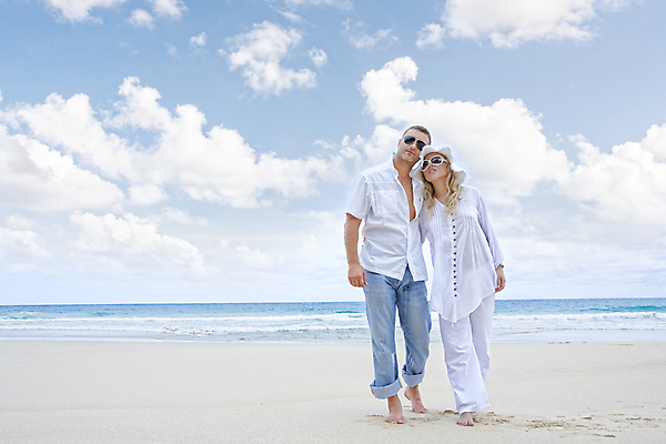 포토 JPG 해외이미지 라이프스타일 커플 여자 남자 행복 바다 여행 결혼 관계 포옹 맨발 놀이 휴가 함께함 사랑 사람 두명 물 여름 파란색 여행객 기쁨 신혼여행 신선 잡기 유혹 해외202004 해외포토 자연요소 계절 감정 컬러 컨셉 안기 모션 발 이벤트 생활 파일형식 이미지허브