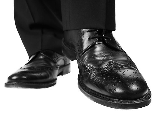 포토 JPG 해외이미지 커플 남자 백그라운드 신발 컨셉 패턴 비즈니스 부츠 사람 정장 사람없음 빛 검은색 흰색 잡기 비즈니스맨 쌍 기다림 고급 가죽 쇼 리프트 언론 단계 고립 양발 옛날 중고 유일 해외202004 해외포토 옷 컬러 무늬 관계 모션 직장인 파일형식 이미지허브