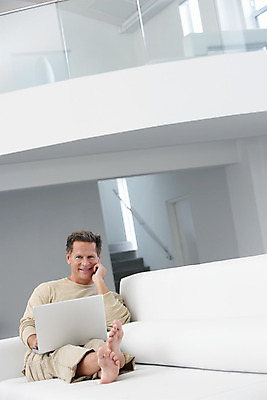 포토 JPG 해외이미지 전신 라이프스타일 남자 중년 50대 가구 거실 통신 맨발 휴식 주택 실내 한명 사람 앉기 성인 취미 캐주얼 노트북 소파 턱괴기 작업 스페인 연결 만족 그라나다 중년남자만 카피스페이스 시리즈 해외202004 해외포토 1 옷 감정 유럽 생활용품 컨셉 의자 모션 발 내부 건물 생활 전자제품 공백 남자만 중년만 파일형식 이미지허브