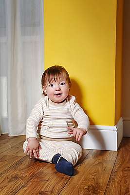 포토 JPG 해외이미지 백인 손 응시 남자 행복 아들 얼굴 장난 가족 바닥 실내 사랑 한명 미소 사람 앉기 소년 목재 머리 기쁨 흰색 아기 걸음마 천진난만 초보 스타일 해외202004 해외포토 서양인 나무 1 시선 감정 어린이 컬러 컨셉 재료 관계 모션 표정 내부 신체부위 파일형식 이미지허브