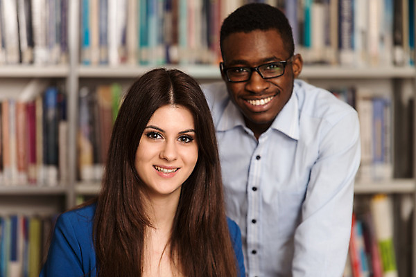 포토 JPG 해외이미지 백인 학생 여자 교육 남자 행복 인터넷 통신 교실 학교 탁자 기술 사람 두명 10대 노트북 컴퓨터 독서 검은색 네트워크 그룹 도서관 연결 무선전화기 책상 대학교 와이파이 긍정 해외202004 해외포토 서양인 감정 컬러 가구 컨셉 청소년 전자제품 전화기 무선인터넷 파일형식 이미지허브