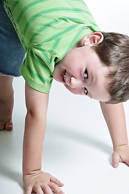 포토 JPG 해외이미지 응시 행복 아들 어린이 놀이 한명 소년 세로 사진촬영 아기 기어가기 해외202004 해외포토 1 시선 남자 감정 가족 모션 사람 촬영 파일형식 이미지허브