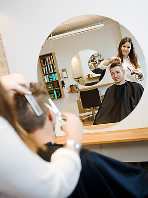 포토 JPG 해외이미지 백인 헤어스타일 손 여자 남자 미소 앉기 두명 머리카락 거울 작업 미용실 망토 미용사 자르기 이발사 스타일 남자한명만 그루밍족 해외202004 해외포토 서양인 직업 모션 표정 사람 신체부위 뷰티 머리 뷰티샵 남자만 파일형식 이미지허브