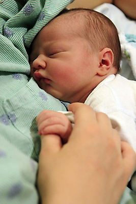 포토 JPG 해외이미지 백인 손 남자 아들 병원 사랑 한명 환자 아기 신생아 잠 감시 천진난만 해외202004 해외포토 서양인 1 감정 컨셉 의학 가족 사람 신체부위 파일형식 이미지허브