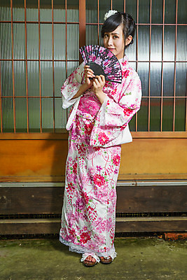 포토 JPG 해외이미지 전통 여자 아시아 종교 문화 선 벽 건축양식 창문 주택 프레임 한명 동양인 건물 목재 문 평화 일본 중국 부채 기모노 게이샤 해외202004 해외포토 나무 1 건축물 건축 나라 컨셉 재료 사람 인종 일본전통의상 파일형식 이미지허브