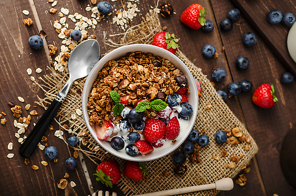 포토 JPG 해외이미지 딸기 실내 사람없음 하이앵글 숟가락 민트 삼베 블루베리 요거트 뮤즐리 그래놀라 나무배경 해외202004 해외포토 음식 뷰포인트 백그라운드 과일 유제품 수저 내부 허브 파일형식 천_직물 이미지허브