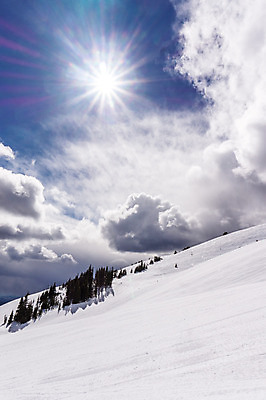 포토 JPG 해외이미지 나무 구름 스포츠 여행 겨울 자연 하늘 휴가 스키 휴식 산 파노라마 풍경 경사 사람없음 야외 파란색 태양 평화 계곡 냉동 얼음 추위 흰색 소나무 가루 고도 언덕 휴양지 선로 절정 눈내림 해외202004 해외포토 자연요소 식물 계절 컬러 컨셉 겨울스포츠 눈_날씨 촬영기법 장소 생태계 파일형식 이미지허브