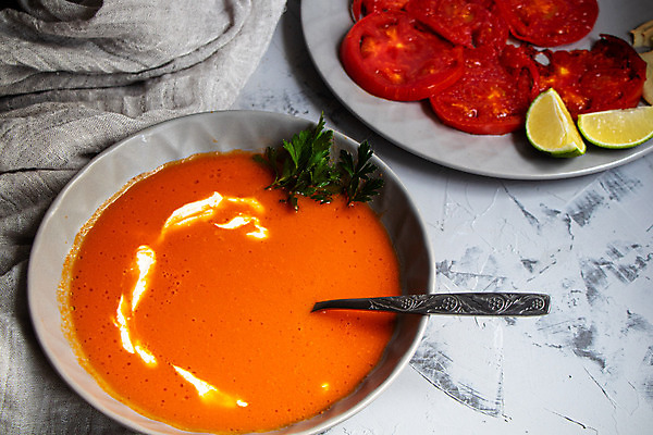 포토 JPG 해외이미지 접시 음식 다이어트 토마토 채소 오렌지 호박 건강 사람없음 빨간색 숟가락 식사 저녁식사 흰색 신선 사발 수프 크림 점심식사 채식주의자 해외202004 해외포토 식기 컬러 과일 수저 사기그릇 채식 파일형식 이미지허브