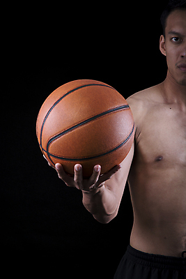 포토 JPG 해외이미지 남자 스포츠 포즈 백그라운드 신체 공 놀이 농구 건강 한명 사람 빨간색 청춘 바구니 검은색 경쟁 체육관 근육질 플레이어 해외202004 해외포토 1 컬러 컨셉 근육 구기 몸매 파일형식 이미지허브